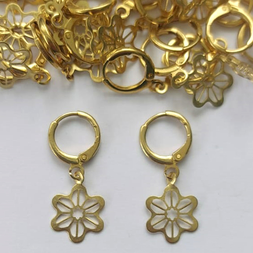 BRINCO NO BRUTO PRONTO PARA O BANHO - (V3884) BRINCO ARGOLINHA DE PRESSÃO COM PINGENTE FLOR 10MM - PESO: 1,5GR - COMPOSIÇÃO: 100% LATÃO - BRU15363