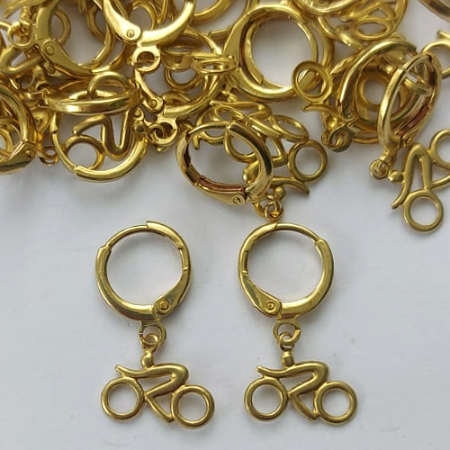 BRINCO NO BRUTO PRONTO PARA O BANHO - (CX.134)  (V2225) BRINCO ARGOLINHA DE PRESSÃO COM PINGENTE BICICLETA 13MM - PESO: 1,3GR - COMPOSIÇÃO: 100% LATÃO - BRU15364