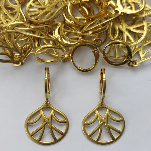 BRINCO NO BRUTO PRONTO PARA O BANHO - (CX.134)  (V3297) BRINCO ARGOLINHA DE PRESSÃO COM PINGENTE CONCHA VAZADA 16MM - PESO: 1,8GR - COMPOSIÇÃO: 100% LATÃO - BRU15369
