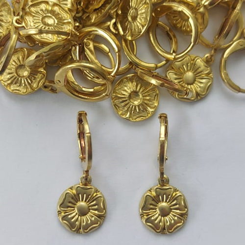 BRINCO NO BRUTO PRONTO PARA O BANHO -  (CX.134) (5489) BRINCO ARGOLINHA DE PRESSÃO COM PINGENTE FLOR 9MM - PESO: 1,3GR - COMPOSIÇÃO: 100% LATÃO - BRU15370
