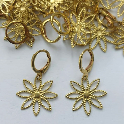 BRINCO NO BRUTO PRONTO PARA O BANHO - (V3887)  (CX.134) BRINCO ARGOLINHA DE PRESSÃO COM PINGENTE FLOR VAZADA 19MM - PESO: 1,7GR - COMPOSIÇÃO: 100% LATÃO - BRU15373