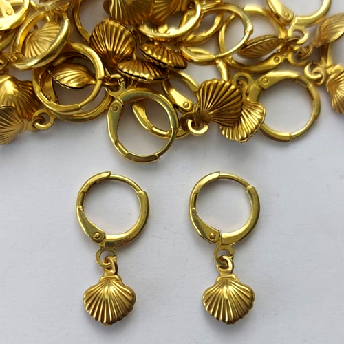 BRINCO NO BRUTO PRONTO PARA O BANHO -  (CX.134)  (000268) BRINCO ARGOLINHA DE PRESSÃO COM PINGENTE CONCHA DUPLA 9MM - PESO: 1,2GR - COMPOSIÇÃO: 100% LATÃO - BRU15376