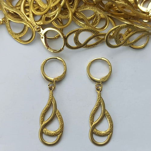 BRINCO NO BRUTO PRONTO PARA O BANHO -  (CX.134) (V2923) BRINCO ARGOLINHA DE PRESSÃO COM PINGENTE GOTA TRABALHADA VAZADA 25MM - PESO: 1,6GR - COMPOSIÇÃO: 100% LATÃO - BRU15388