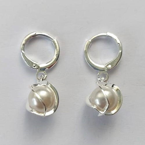 BRINCO FOLHEADA A PRATA COM 50 MILÉSIMOS + VERNIZ DIAMOND - BRINCOS DE ARGOLA DE PRESSÃO (TRANQUETA) PÉROLAS 7MM -PRA549