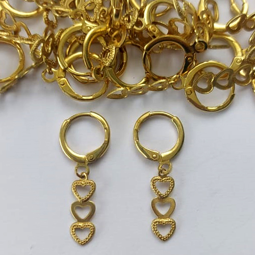 BRINCO NO BRUTO PRONTO PARA O BANHO(CX02)_ - (E0680) BRINCO ARGOLINHA DE PRESSÃO COM PINGENTE CORAÇÕES VAZADOS 15MM - PESO: 1,2GR - COMPOSIÇÃO: 100% LATÃO - BRU15412