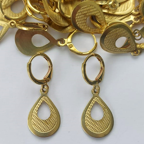 BRINCO NO BRUTO PRONTO PARA O BANHO(CX02) - (E2080) BRINCO ARGOLINHA DE PRESSÃO COM PINGENTE GOTA VAZADA 17MM - PESO: 1,6GR - COMPOSIÇÃO: 100% LATÃO - BRU15415