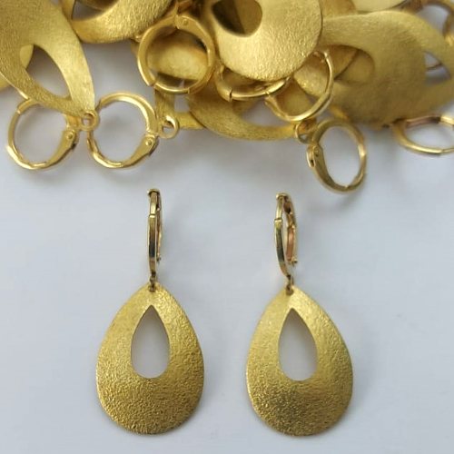 BRINCO NO BRUTO PRONTO PARA O BANHO(CX02) - (V2657) BRINCO ARGOLINHA DE PRESSÃO COM PINGENTE GOTA VAZADA 22MM - PESO: 2,4GR - COMPOSIÇÃO: 100% LATÃO - BRU15423