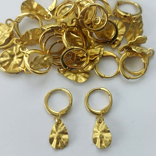 BRINCO NO BRUTO PRONTO PARA O BANHO(CX02) - (3.3312F1) BRINCO ARGOLINHA DE PRESSÃO COM PINGENTE GOTA MARTELADA 12MM - PESO: 1,2GR - COMPOSIÇÃO: 100% LATÃO - BRU15425