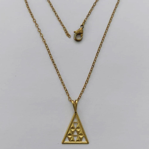 GARGANTILHA NO BRUTO PRONTA PARA O BANHO - (V3893) GARGANTILHA COM CORRENTE CADEADO 45CM E PINGENTE TRIANGULO VAZADO 17MM - PESO: 1,5GR - COMPOSIÇÃO: 100% LATÃO - BRU15438