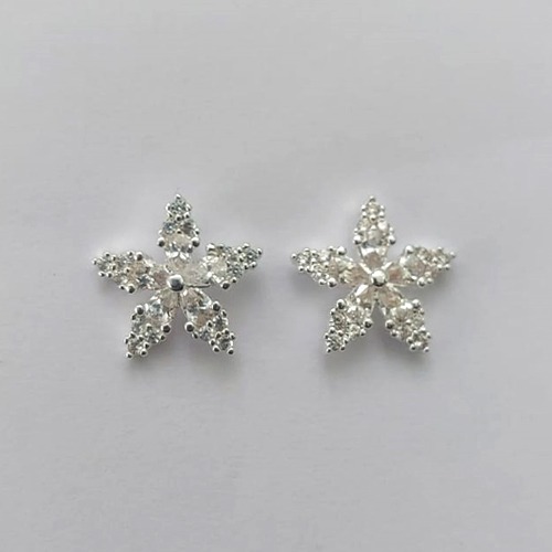 BRINCO FOLHEADA A PRATA COM 50 MILÉSIMOS + VERNIZ DIAMOND -  BRINCOS DE PINO FLOR COM MICRO ZIRCÔNIAS 11MM -PRA555