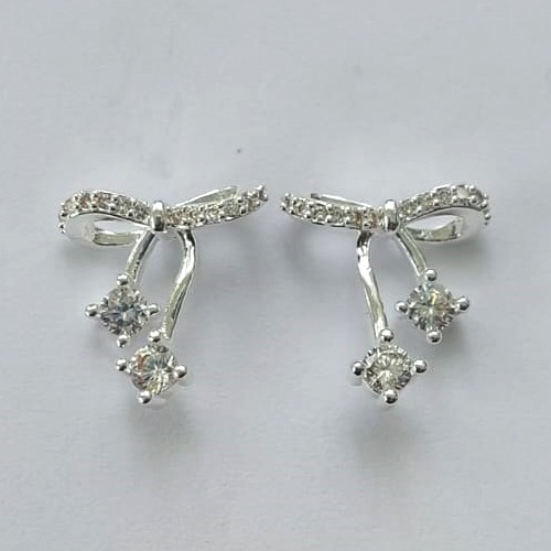 BRINCO FOLHEADA A PRATA COM 50 MILÉSIMOS + VERNIZ DIAMOND -  BRINCOS DE PINO LAÇO COM MICRO ZIRCÔNIAS 12MM -PRA562