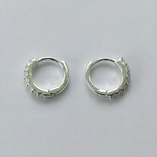 BRINCO FOLHEADA A PRATA COM 50 MILÉSIMOS + VERNIZ DIAMOND -  BRINCOS DE ARGOLA COM MICRO ZIRCÔNIAS 9MM -PRA563