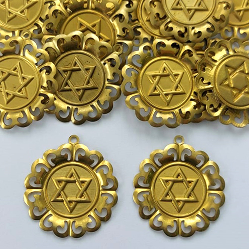 ACESSÓRIO NO BRUTO PRONTO PARA O BANHO - (448) PINGENTE ESTRELA DE DAVI COM BORDA VAZADA 30MM - PESO TOTAL 2GR - COMPOSIÇÃO: 100% LATÃO - (VENDIDO POR UNIDADE) - BRU0003112