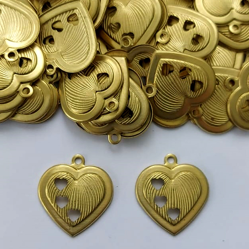 ACESSÓRIO NO BRUTO PRONTO PARA O BANHO - (3.321DA1) CORAÇÃO COM DETALHES VAZADOS LADO ESQUERDO 20MM - PESO TOTAL 1GR - COMPOSIÇÃO: 100% LATÃO - (VENDIDO POR UNIDADE) - BRU0003115