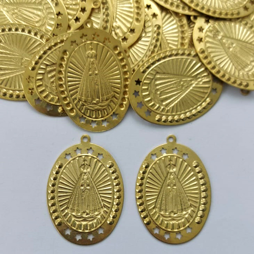 ACESSÓRIO NO BRUTO PRONTO PARA O BANHO - (3.253) MEDALHA OVAL NOSSA SRA APARECIDA 37MM - PESO TOTAL 2,3GR - COMPOSIÇÃO: 100% LATÃO - (VENDIDO POR UNIDADE) - BRU0003118