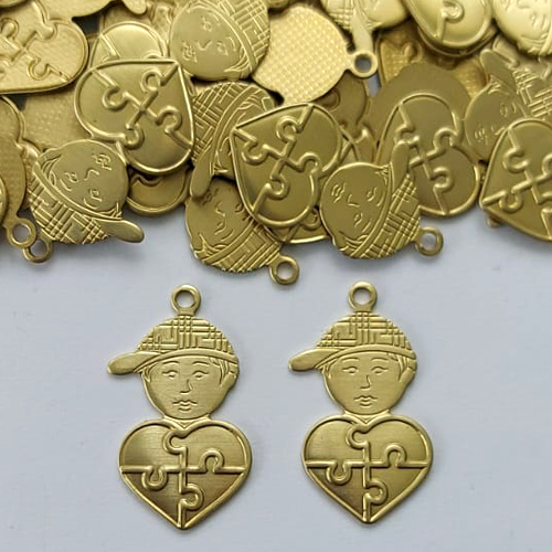 ACESSÓRIO NO BRUTO PRONTO PARA O BANHO - (5736) MENINO CORAÇÃO AUTISMO 25MM - PESO TOTAL 1GR - COMPOSIÇÃO: 100% LATÃO - (VENDIDO POR UNIDADE) - BRU0003120