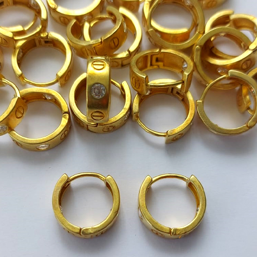 BRINCO NO BRUTO PRONTO BANHO - BRINCO COM DUAS PEDRAS EM ZIRCÔNIAS - ARGOLINHA DE PRESSÃO (TRANQUETA) TAMANHO 15MM - LARGURA: 5MM - PESO TOTAL 2,6GR - BRU15484