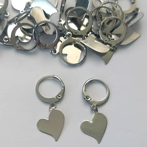 BRINCO EM AÇO INOXIDÁVEL - (CX69) - BRINCOS ARGOLAS DE PRESSÃO COM PINGENTE CORAÇÃO LISO 11MM - COMPOSIÇÃO: AÇO INOXIDÁVEL - AÇO2132