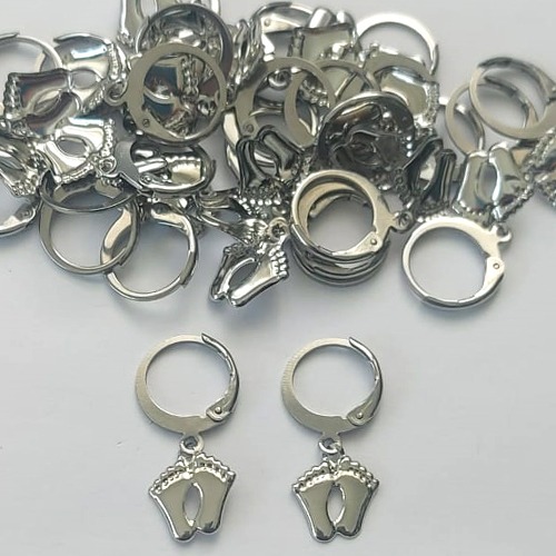 BRINCO EM AÇO INOXIDÁVEL - (CX69) - BRINCOS ARGOLAS DE PRESSÃO COM PINGENTES PEZINHOS 9MM - COMPOSIÇÃO: AÇO INOXIDÁVEL - AÇO2133