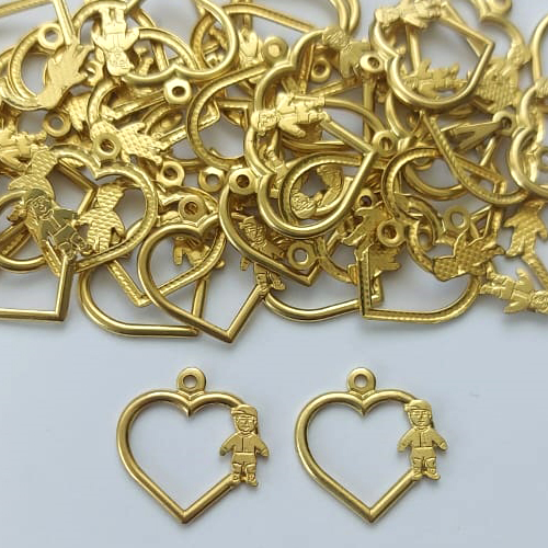 ACESSÓRIO NO BRUTO PRONTO PARA BANHO - (1326) (CX.7) CORAÇÃO VAZADO COM MENINO 15MM - PESO: 0,5GR - (VALOR UNITÁRIO) BRU0003141