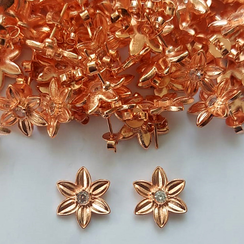 BRINCO NO BRUTO PRONTO PARA O BANHO - (CX.136) (CRIS) (PFG04) BRINCO DE PINO FLOR COM ZIRCÔNIA CRISTAL 14MM - PESO TOTAL: 2GR - BRU15522