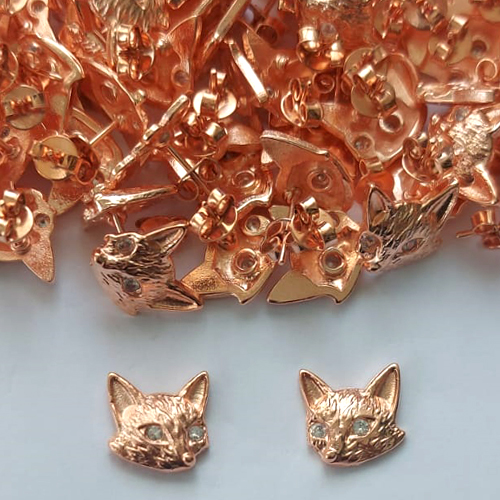 BRINCO NO BRUTO PRONTO PARA O BANHO - (CX.136)  (CRIS) (KGC05) BRINCO DE PINO RAPOSA COM ZIRCÔNIAS CRISTAIS 12MM - PESO TOTAL: 2GR - BRU15524