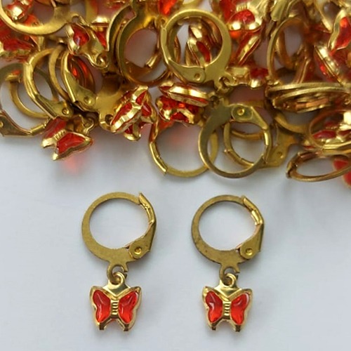 BRINCO NO BRUTO PRONTO PARA O BANHO - (CX.120) BRINCO ARGOLINHA DE PRESSÃO BORBOLETA EM VIDRO VERMELHA 8MM - PESO: 0,8GR - BRU15532