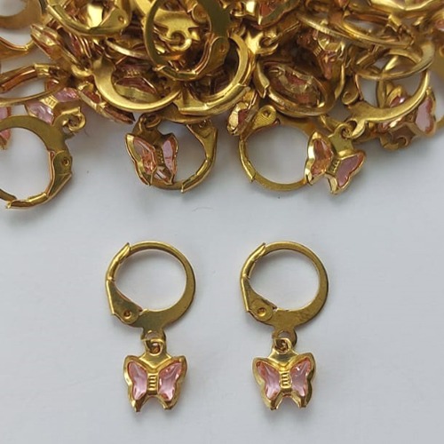 BRINCO NO BRUTO PRONTO PARA O BANHO -  (CX.120) BRINCO ARGOLINHA DE PRESSÃO BORBOLETA EM VIDRO ROSA CLARO 8MM  - PESO: 0,8GR - BRU15538