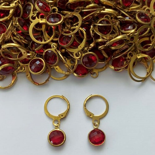 BRINCO NO BRUTO PRONTO PARA O BANHO - (CX73) - BRINCO ARGOLINHA DE PRESSÃO CÍRCULO PEDRA CRISTAL VERMELHA 8MM  - PESO: 1,1GR - BRU15539