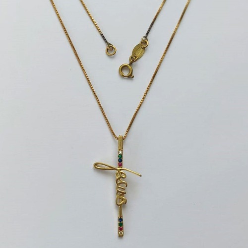 GARGANTILHA NO BRUTO PRONTO PARA O BANHO(CX63) - GARGANTILHA COM CORRENTE VENEZIANA 45CM - PINGENTE CRUCIFIXO COM ZIRCÔNIAS COLORIDAS ESCRITO JESUS 18X38MM - PESO TOTAL 3,1GR - BRU15545