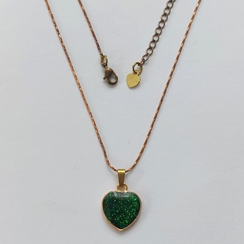 GARGANTILHA NO BRUTO PRONTO PARA O BANHO(CX37) - GARGANTILHA COM CORRENTE L-11 45CM - PINGENTE CORAÇÃO COM BRILHOS VERDE 13MM - PESO TOTAL 3,0GR - BRU15556