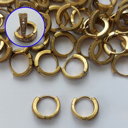 BRINCO NO BRUTO PRONTO PARA O BANHO(CX37) - BRINCO ARGOLINHA DE PRESSÃO CRAVEJADO COM 1 FILEIRAS DE MICROS ZIRCÔNIAS - TAMANHO: 11MM - PESO TOTAL 2,0GR - COMPOSIÇÃO: LATÃO / ZIRCÔNIA - BRU15560