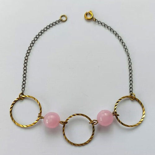 PULSEIRA NO BRUTO PRONTO PARA O BANHO (CX31) - PULSEIRA COM CÍRCULOS VAZADOS E BOLAS ROSAS - TAMANHO 21CM  - PESO: 3,3GR - BRU15564