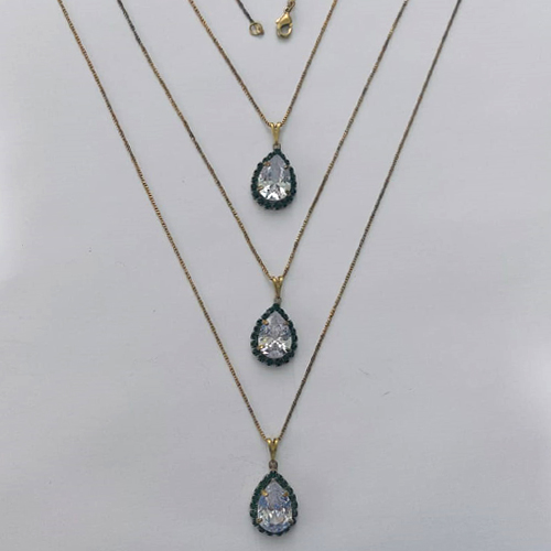 GARGANTILHA NO BRUTO PRONTA PARA O BANHO - (CX.25)  KIT COM 3 CORRENTES VENEZIANAS 45CM E PINGENTES COM BASES CRAVEJADAS EM CRISTAIS VERDES E ZIRCÔNIA CRISTAL 10X14MM - PESO TOTAL 11,5GR - BRU15580