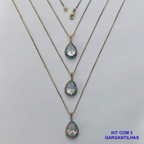 GARGANTILHA NO BRUTO PRONTA PARA O BANHO - (CX.25)  KIT COM 3 CORRENTES VENEZIANAS 45CM E PINGENTES COM BASES CRAVEJADAS EM CRISTAIS COLORIDOS E ZIRCÔNIA CRISTAL 10X14MM - PESO TOTAL 11,5GR - BRU15582