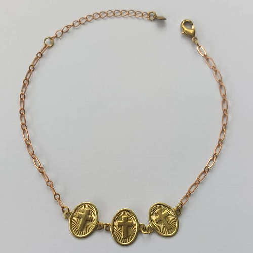 PULSEIRA NO BRUTO PRONTA PARA O BANHO (CX.25)  (3.1874A2) PULSEIRA COM 3 PINGENTES CRUCIFIXOS 18CM + EXTENSOR - PESO TOTAL 2,4GR - BRU15598