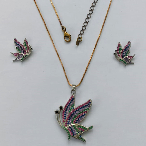 CONJUNTO NO BRUTO PRONTO PARA O BANHO -  (CX.25)  CORRENTE VENEZIANA 45CM E PINGENTE BORBOLETA CRAVEJADA EM MICROS ZIRCÔNIA 26X36 E BRINCOS DE PINO BORBOLETAS CRAVEJADAS EM MICROS ZIRCÔNIAS 14X19MM - PESO: 10,2GR - COMPOSIÇÃO: LATÃO / ZIRCÔNIA - BRU15601