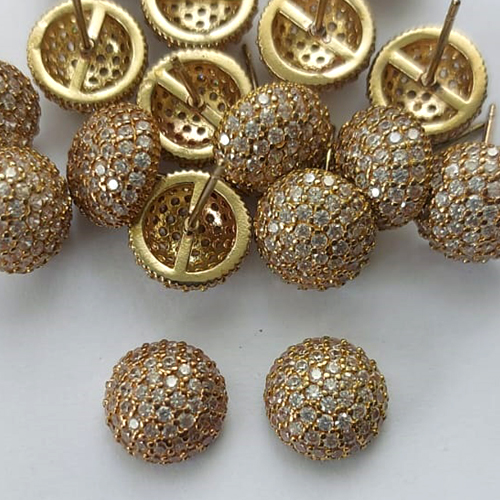 BRINCO NO BRUTO PRONTO PARA O BANHO - (CX.136)  BRINCO DE PINO REDONDO CRAVEJADO EM MICROS ZIRCÔNIAS 11MM - PESO: 3GR - COMPOSIÇÃO: LATÃO / ZIRCÔNIA - BRU15631