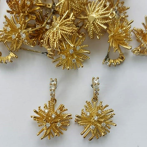 BRINCO NO BRUTO PRONTO PARA O BANHO - (CX.136)  BRINCO DE PINO FLOR E BASE CRAVEJADO EM MICROS ZIRCÔNIAS 23MM - PESO: 3,4GR - COMPOSIÇÃO: LATÃO / ZIRCÔNIA - BRU15633