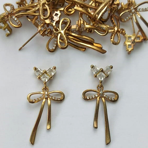 BRINCO NO BRUTO PRONTO PARA O BANHO - (CX.136)  BRINCO DE PINO LAÇO CRAVEJADO EM MICROS ZIRCÔNIAS 32MM - PESO: 2,8GR - COMPOSIÇÃO: LATÃO / ZIRCÔNIA - BRU15636