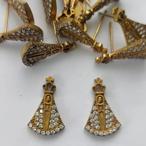 BRINCO NO BRUTO PRONTO PARA O BANHO - BRINCO DE PINO NOSSA SRA APARECIDA CRAVEJADA EM MICROS ZIRCÔNIAS CRISTAIS 17MM - PESO: 1,6GR - COMPOSIÇÃO: LATÃO / ZIRCÔNIA - BRU15638