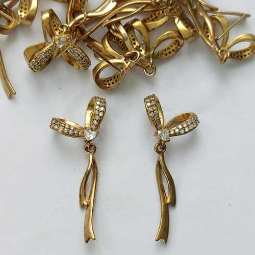 BRINCO NO BRUTO PRONTO PARA O BANHO - (CX.136)  BRINCO DE PINO LAÇO CRAVEJADO EM MICROS ZIRCÔNIAS 33MM - PESO: 2,8GR - COMPOSIÇÃO: LATÃO / ZIRCÔNIA - BRU15639