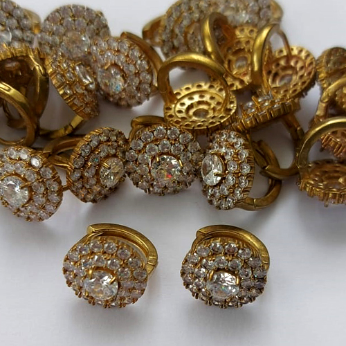 BRINCO NO BRUTO PRONTO PARA O BANHO - (CX.136)  BRINCO ARGOLINHA DE PRESSÃO REDONDO CRAVEJADO EM MICROS ZIRCÔNIAS 13MM - PESO: 4GR - COMPOSIÇÃO: LATÃO / ZIRCÔNIA - BRU15641