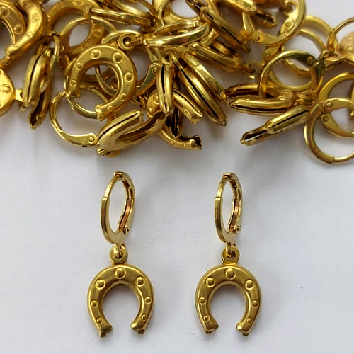 BRINCO NO BRUTO PRONTO PARA O BANHO -  (CX.120) (E0869) BRINCO ARGOLINHA DE PRESSÃO COM PINGENTE FERRADURA DUPLA 11MM - PESO: 1,8GR - COMPOSIÇÃO: 100% LATÃO - BRU15642