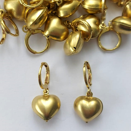 BRINCO NO BRUTO PRONTO PARA O BANHO -   (cx.120) (823) BRINCO ARGOLINHA DE PRESSÃO COM PINGENTE CORAÇÃO DUPLO 14MM - PESO: 2,9GR - COMPOSIÇÃO: 100% LATÃO - BRU15644