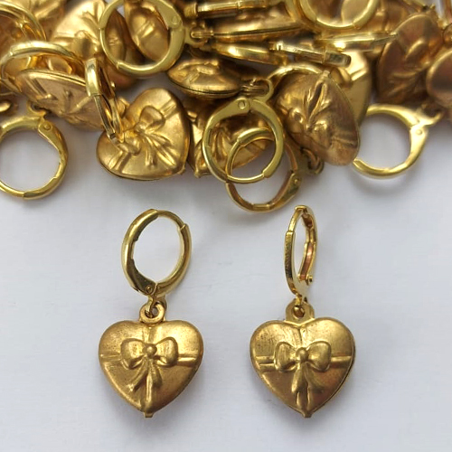 BRINCO NO BRUTO PRONTO PARA O BANHO -  (CX.120\) (E1222) BRINCO ARGOLINHA DE PRESSÃO COM PINGENTE CORAÇÃO DUPLO COM LAÇO 15MM - PESO: 2,5GR - COMPOSIÇÃO: 100% LATÃO - BRU15645