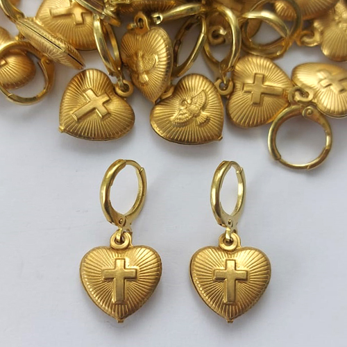 BRINCO NO BRUTO PRONTO PARA O BANHO -  (CX.120)  (E2548) BRINCO ARGOLINHA DE PRESSÃO COM PINGENTE CORAÇÃO DUPLO COM CRUCIFIXO 15MM - PESO: 2,5GR - COMPOSIÇÃO: 100% LATÃO - BRU15646