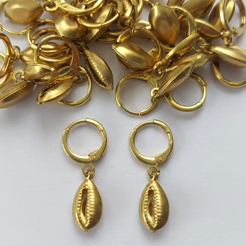 BRINCO NO BRUTO PRONTO PARA O BANHO - (E2334) BRINCO ARGOLINHA DE PRESSÃO COM PINGENTE BUZIO DUPLO 15MM - PESO: 1,6GR - COMPOSIÇÃO: 100% LATÃO - BRU15647