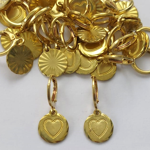 BRINCO NO BRUTO PRONTO PARA O BANHO -  (CX.120) (4335) BRINCO ARGOLINHA DE PRESSÃO COM PINGENTE REDONDO COM CORAÇÃO 11MM - PESO: 2,5GR - COMPOSIÇÃO: 100% LATÃO - BRU15648