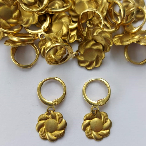 BRINCO NO BRUTO PRONTO PARA O BANHO -  (CX.120)  (E2025) BRINCO ARGOLINHA DE PRESSÃO COM PINGENTE FLOR TATI 13MM - PESO: 1,5GR - COMPOSIÇÃO: 100% LATÃO - BRU15649